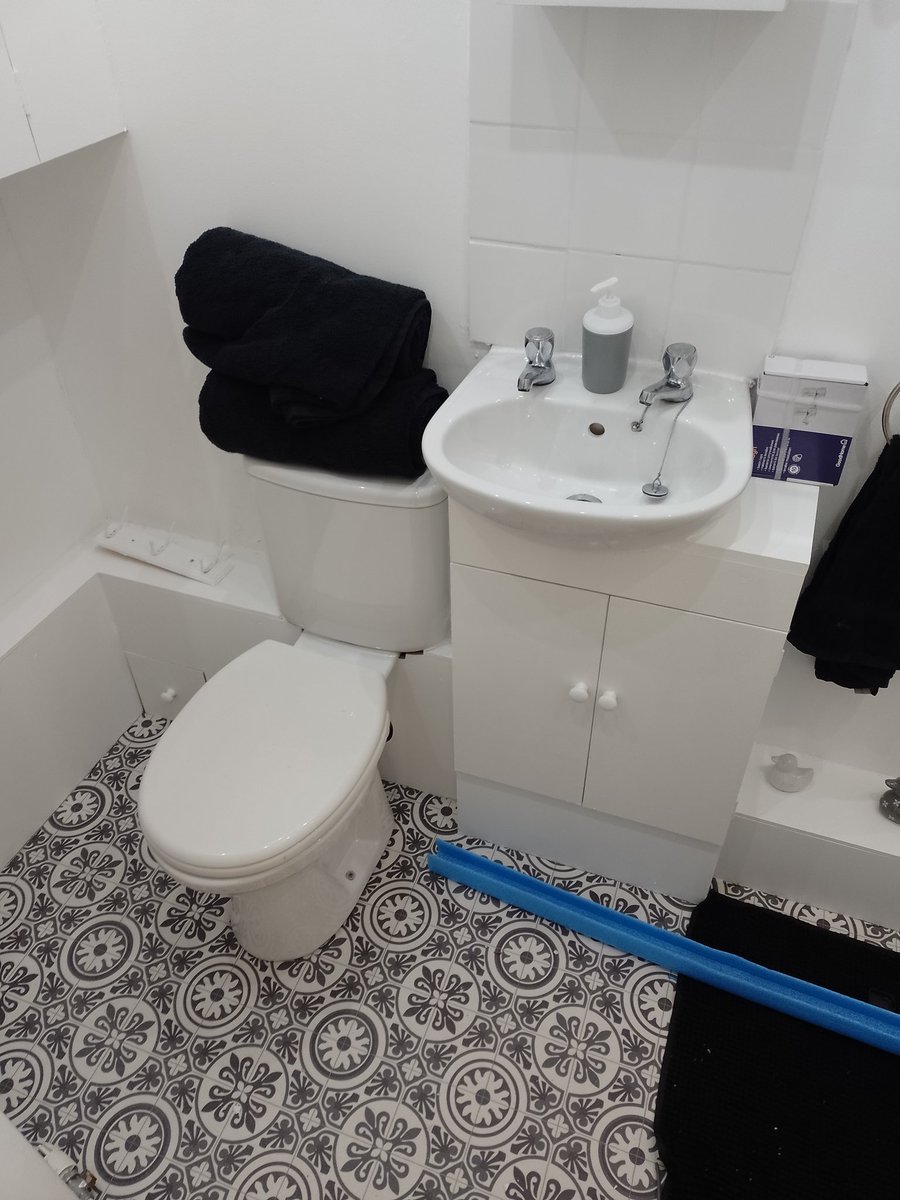 OllyPJ's tweet photo. A pair of shelves fitted on Friday, in to a bathroom where I'd previously boxed in all of the pipes.
#boxingin #carpenter #opjcarpentry https://t.co/eZrQbtgS1c