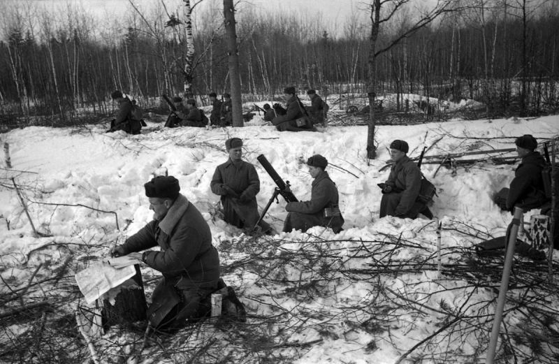 Батарея советских 82-мм батальонных минометов БМ-41 (командир подразделения лейтенант Тарасов) на позициях под Москвой. Западный фронт. Газета "Красная звезда" №75 (5137) от 28.03.1942 г.