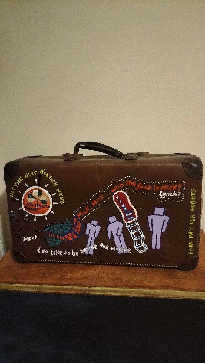 #handpainted #vintage #travelcase does not open #aerlingus #notthenineoclocknews #micklynch #robots #fairpay