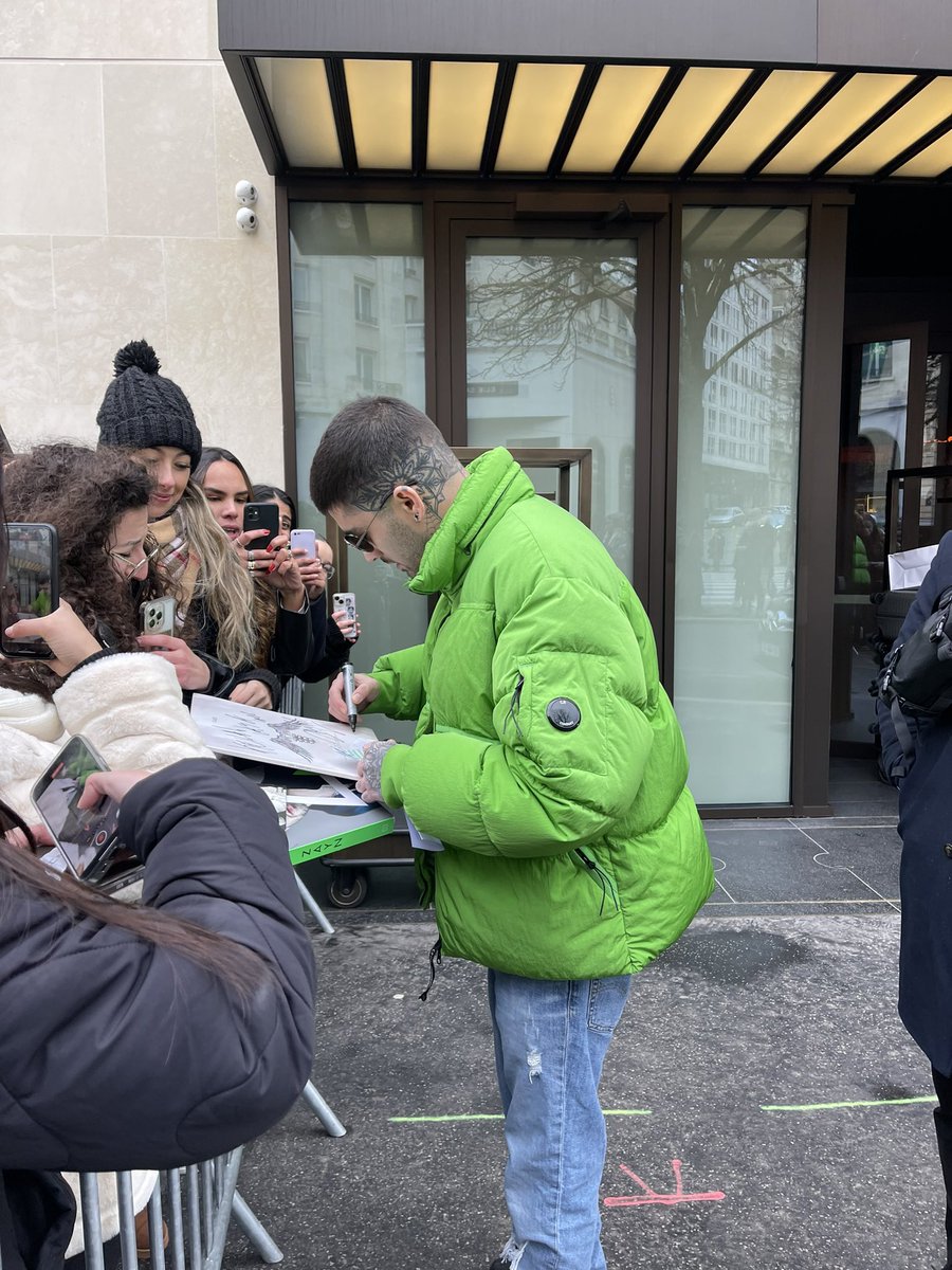 ZAYNxPROMO's tweet photo. zayn signing the Icarus Falls vinyls and Z Books for fans. https://t.co/iVKpuPmlcY