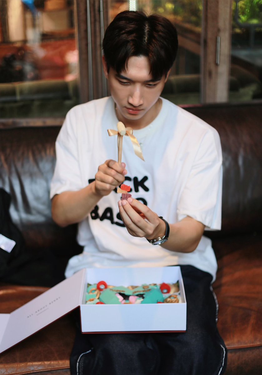 คุณโน่กับของเล่น เอ๊ย! เค้กทุบของเค้าา 🎂💙😉

<a href="/NPhouluang/">Noh_Phouluang</a> 
#Happy26thNohBD 
#Nohphouluang
#วีนัสของโน่