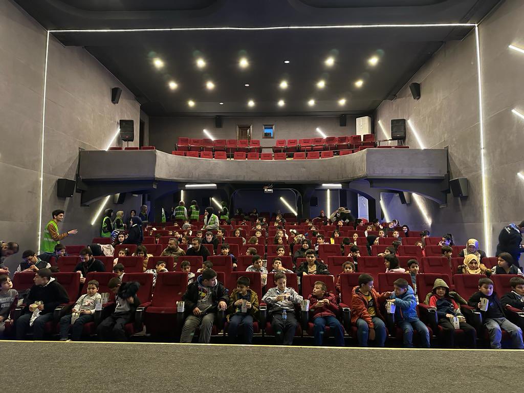 engencsanliurfa's tweet photo. Elif Nesli'mizle programlarımıza kaldığımız yerden devam.✅

Çocuklarla birlikte "BULMACA KULESİ" filmini izleyerek keyifli ve güzel bir gün geçirdik.

Şehrimize ücretsiz sinema salonu kazandıran @zabeyazgul Başkanımıza gençler ve çocuklar adına teşekkür ediyoruz😎
@musapolatnet https://t.co/5rkzuNAzXg