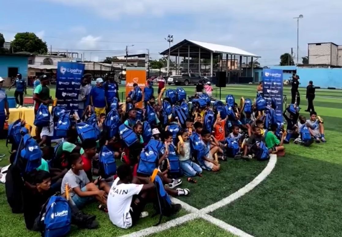 miguelloor's tweet photo. ¡El sueño de escuelas de fútbol en todo el país avanza! 

Gracias al respaldo del Presidente de la República, @DanielNoboaOk el proyecto de las escuelas camina a paso firme. 

@LigaProEC se encuentra en el proceso de levantar toda la información requerida para presentársela a las autoridades. Ya tenemos canchas y acuerdos en todas las zonas del país Costa, Sierra y Oriente (pronto Galápagos). 

De esta manera el sueño del Presidente y de todos, de tener escuelas deportivas de niños y niñas que unan a la familia ecuatoriana se hará realidad. 

Esperamos en los próximos días presentarle el primer avance de la información al Ministerio @DeporteEc @agushmer . ¡Que viva el fútbol! 🇪🇨⚽️