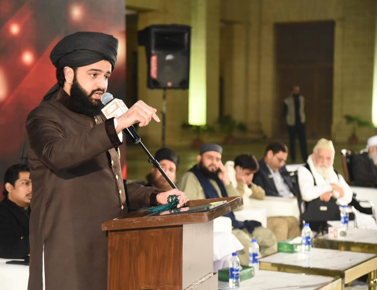 KamranTessoriPk's tweet photo. گورنر ہاؤس سندھ میں محفل ذکر مصطفیٰ ﷺ کا انعقاد، پیرنقیب الرحمن،حسان حسیب الرحمن،اور شہریوں کی بڑی تعداد میں شرکت،بزرگوں کی دعاؤں کے طفیل اس منصب پر بیٹھا ہوں،علم کے ساتھ عمل بھی ضروری ہے،ہمارے مسائل کی بڑی وجہ قرآن کریم اور تعلیمات نبوی ﷺ سے دوری ہے https://t.co/ZEDe50efX5