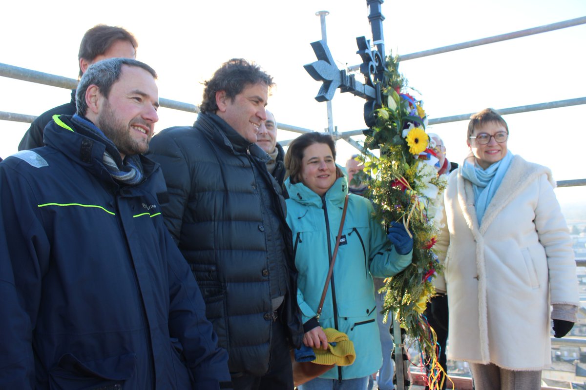 L’église Saint-Jean-Baptiste de #Libourne a retrouvé sa flèche. Le bouquet final a été posé hier samedi. sudouest.fr/gironde/libour… par <a href="/Belhache/">Philippe Belhache</a>