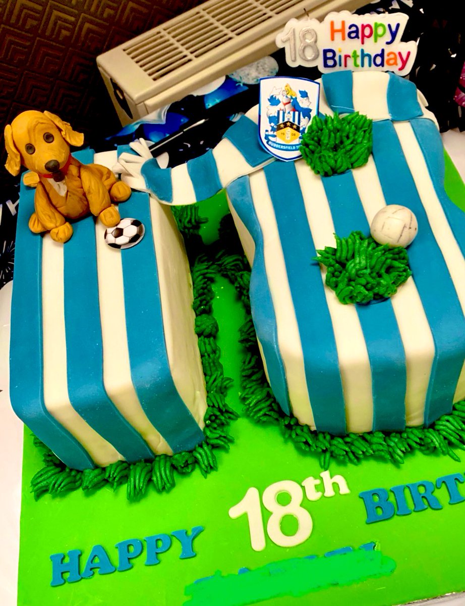 lightbulbPDA's tweet photo. Missed the match yesterday because I had a VIP party to attend 💙 @htafc
Thank you @KevinNagleMLS & #Boothy for signing the cap. He loved it! So grateful for our gorgeous friends, had a great time 🎉🥂#htafc https://t.co/RuW9VtlEyq