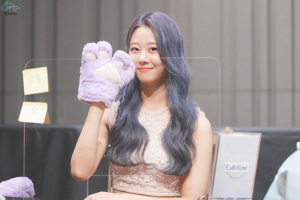 ChaeLo__'s tweet image. 다시 대면으로 볼 수 있었던 날~!!
영상통화도 좋았지만 대면으로 만날 수 있었을 때 너무 반가웠어서 소중한 기억으로 남아있어요~💞
체리블렛 데뷔 5주년 축하해~!!🎊

#CherryBullet #체리블렛 #CherryBullet_5th_Anniversary
#Lullet_Made_Event