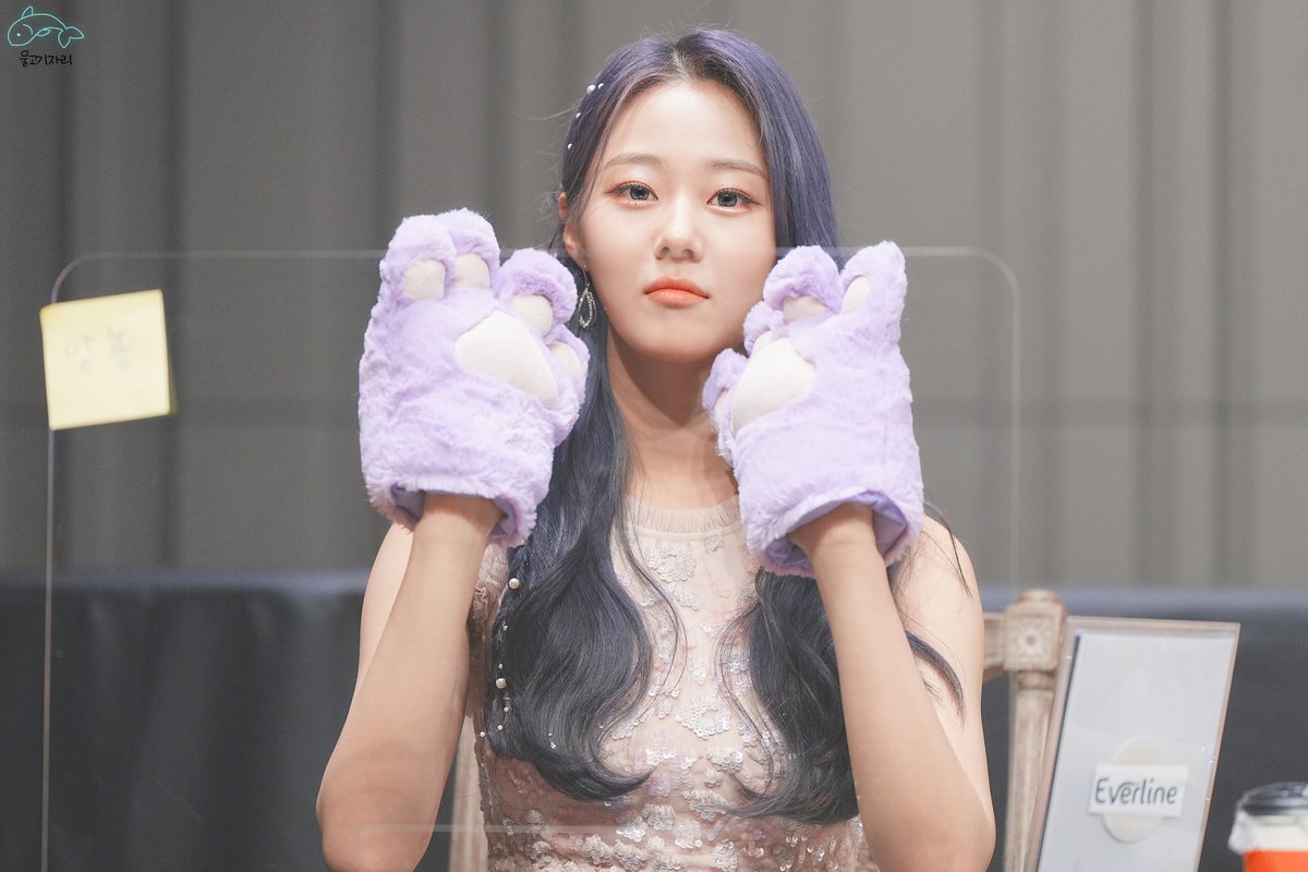 ChaeLo__'s tweet image. 다시 대면으로 볼 수 있었던 날~!!
영상통화도 좋았지만 대면으로 만날 수 있었을 때 너무 반가웠어서 소중한 기억으로 남아있어요~💞
체리블렛 데뷔 5주년 축하해~!!🎊

#CherryBullet #체리블렛 #CherryBullet_5th_Anniversary
#Lullet_Made_Event