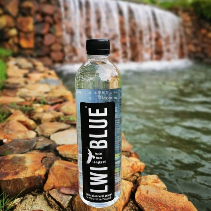 adibhazlami's tweet photo. Ada dua brand yang gunakan punca air dari Gunung Raya.

Langkawi Pure &amp; LWI Blue. https://t.co/tiq1ThW8R8
