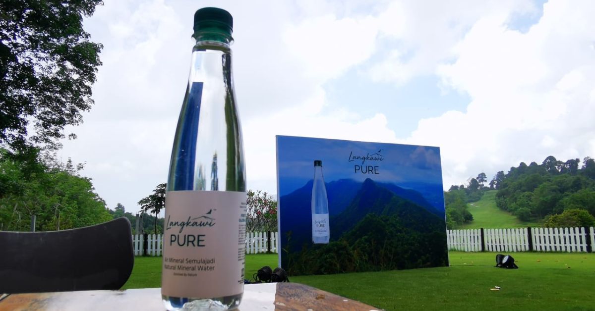 adibhazlami's tweet photo. Ada dua brand yang gunakan punca air dari Gunung Raya.

Langkawi Pure &amp; LWI Blue. https://t.co/tiq1ThW8R8