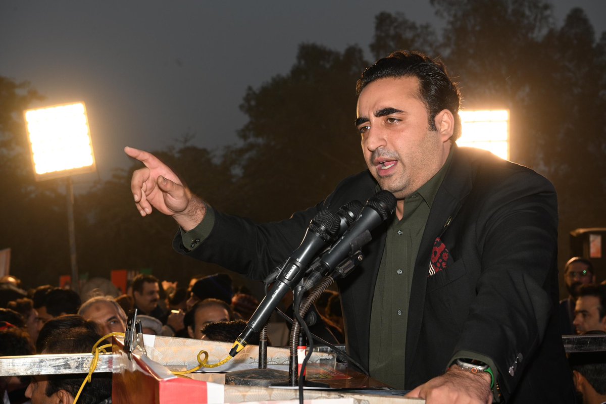 MediaCellPPP's tweet photo. پاکستان پیپلزپارٹی کے چیئرمین بلاول بھٹو زرداری لاہور کے ٹاؤن شپ کرکٹ گراؤنڈ میں جلسہ عام سے خطاب کررہے ہیں
@BBhuttoZardari 
#چنو_نئی_سوچ_کو 
#LahoreBhuttoKa https://t.co/NfKYC6AsGj