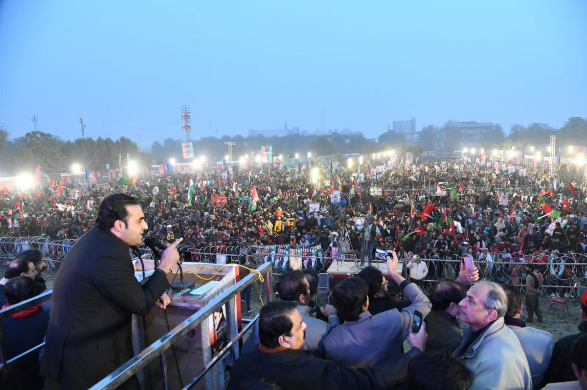 MediaCellPPP's tweet photo. پاکستان پیپلزپارٹی کے چیئرمین بلاول بھٹو زرداری لاہور کے ٹاؤن شپ کرکٹ گراؤنڈ میں جلسہ عام سے خطاب کررہے ہیں
@BBhuttoZardari 
#چنو_نئی_سوچ_کو 
#LahoreBhuttoKa https://t.co/NfKYC6AsGj