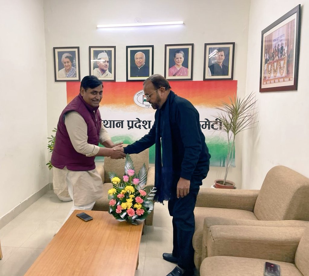 SanyamLodha66's tweet photo. जयपुर में गोविंद सिंह जी डोटासरा से मुलाकात कर उनके पुनः प्रदेश कांग्रेस अध्यक्ष नियुक्त होने पर बधाई दी और राजनीतिक हालातों पर चर्चा की।

@GovindDotasra @INCRajasthan https://t.co/XHzq8wr6KZ