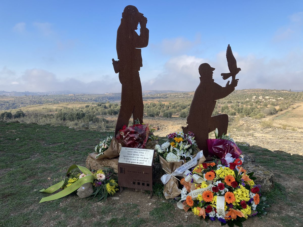 7 anys sense vosaltres.
Fa 7 anys de l’assassinat d’en Xavier i en David.
Avui som a Mas de Melons per fer-los-hi una ofrena floral com cada any.