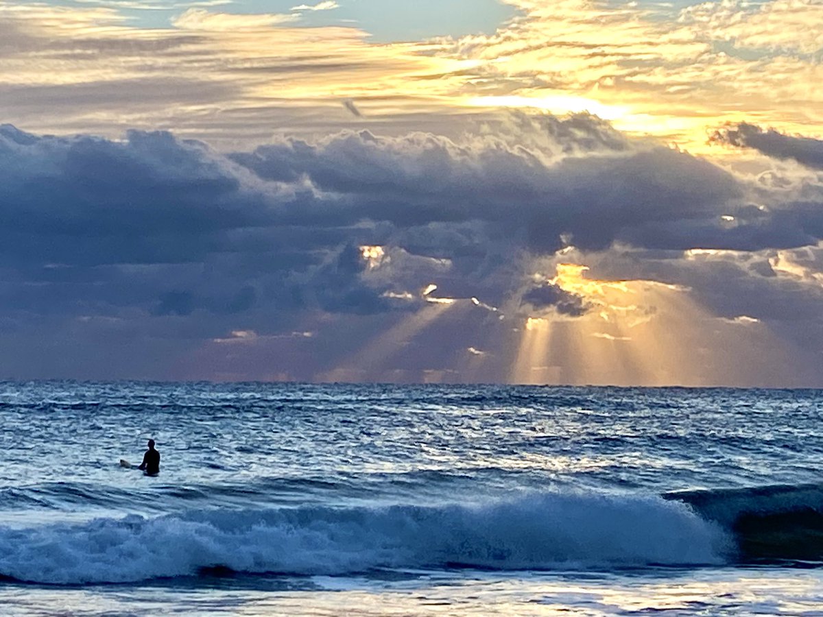 Sun day = Surf day 
Happy Sunday to you 👋🏻 who sees this post 🌊🏄☀️💛🙂

#SurfDay #SurfSunday
#BocaRatonFlorida #morningvibes #SunnySunday #SundayMorning #AnnePhillipsPhotography
