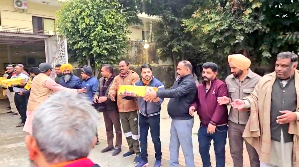 ishan4bjp's tweet photo. The Ram Lalla Pran Pratishtha at Ayodhya.
Chandigarh all ready to welcome Ram Lalla. With the grace of Lord Ram I'm part of this graceful moment at Chandigarh. 
#RamMandirPranPrathistha 
#RamLalla 
#Chandigarh
@narendramodi
@AmitShah
@myogiadityanath
@BJP4India 
@BJP4UP https://t.co/RxIsQYbCd6