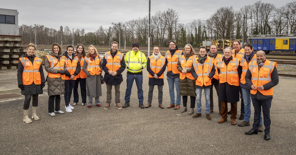 Vandaag één van de 17 grootschalige woningbouwgebieden bezocht: Spoorzone Oost in <a href="/gemeentearnhem/">Gemeente Arnhem</a>. T/m 2030 komen hier 5.300 woningen. En ook na 2030 gaat de bouw door met ruim 6.000 woningen.
De transformatie moet ook de leefbaarheid en veiligheid in Arnhem-Oost verbeteren.