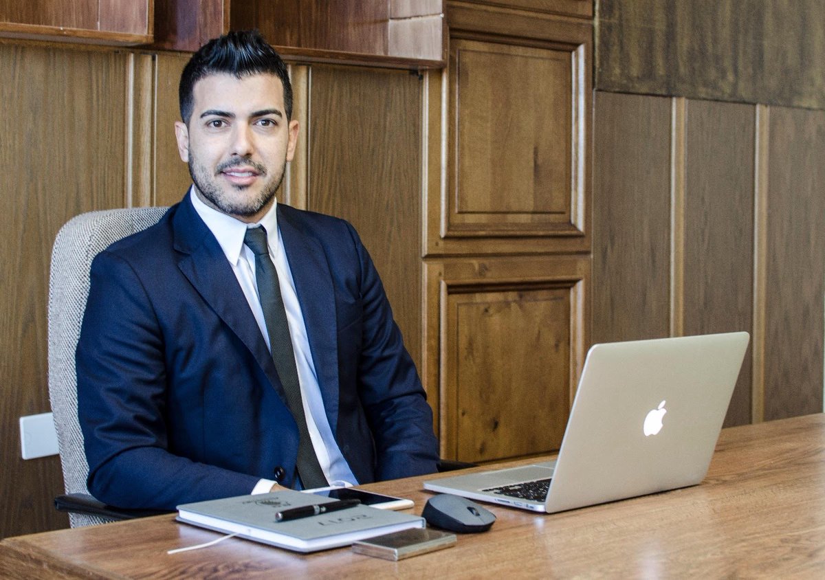 mdaswani's tweet photo. 𝗜𝗠𝗣𝗢𝗥𝗧𝗔𝗡𝗧𝗘 | | Respecto al bulo propagado ayer en un canal de Telegram, llamé a Rayco García anoche para obtener información al respecto. Estaba en Arabia Saudí, concretamente en la habitación de un hotel y no en prisión incomunicada, como pude comprobar personalmente porque se trataba de una videollamada. Por tal motivo, decidí no darle ninguna veracidad a lo publicado en determinados medios.

Nuevamente en contacto hoy con el inversor tinerfeño, me informa de que ha emprendido acciones legales para defender su honor y me confirma que la falsa noticia (sobre una hipotética detención en Arabia) ya ha sido retirada de los canales que la propagaron. La denuncia se extenderá en las próximas fechas sobre aquellos otros que en España la han difundido sin contrastar.

Según me cuenta, ha sido víctima de una extorsión y le exigían (a través de su abogado) el pago de una importe cantidad económica a cambio de la no publicación de la supuesta información, que es falsa, porque repito que no estaba ni ha estado en prisión; sino en un hotel de Ryad.