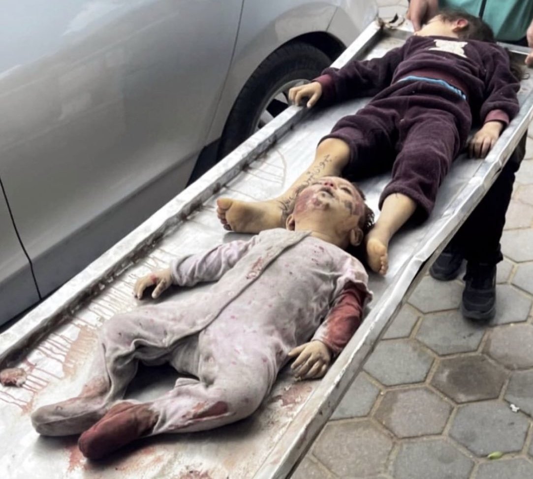 وصل عدد الشهداء في #غزة في هذه إلى أكثر من 25 ألف شهيد!!
وآلاف المفقودين بين الأشلاء والركام!!
وأكثر من 60 ألف مصاب!!
أمام أكثر من 400 مليون عربي مفترج للصهاينة الأنجاس!!!
كيف سيسامحنا الله على كل هذا الخذلان!؟ 
إنا لله وإنا إليه راجعون..
#Gaza_Genocide
#Gaza