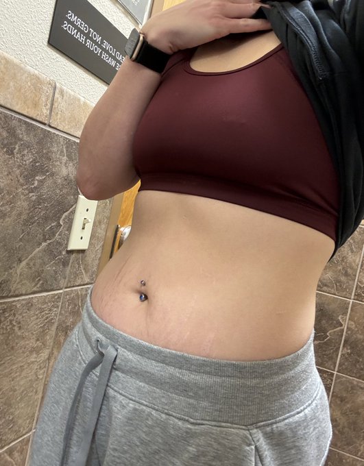 Offering sexting with live pics. Dm me if you&rsquo;re interested 😉 https://t.co/wYt8OvHVSK