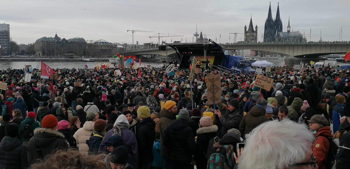 _Wolkendinge's tweet photo. #einsetzengegenrassismus in #kölngegenrechts Tausende Menschen haben sich #friedlich zusammengetan,um ihre Meinung #gegenrechts kundzutun.Zu gern wär ich da, aber das kann ich nicht, das Foto habe ich von wichtigen Leuten,die aufstehen,mitmachen,danke euch#arschhhuh #gegenrechts https://t.co/a3FM0Oj0GC
