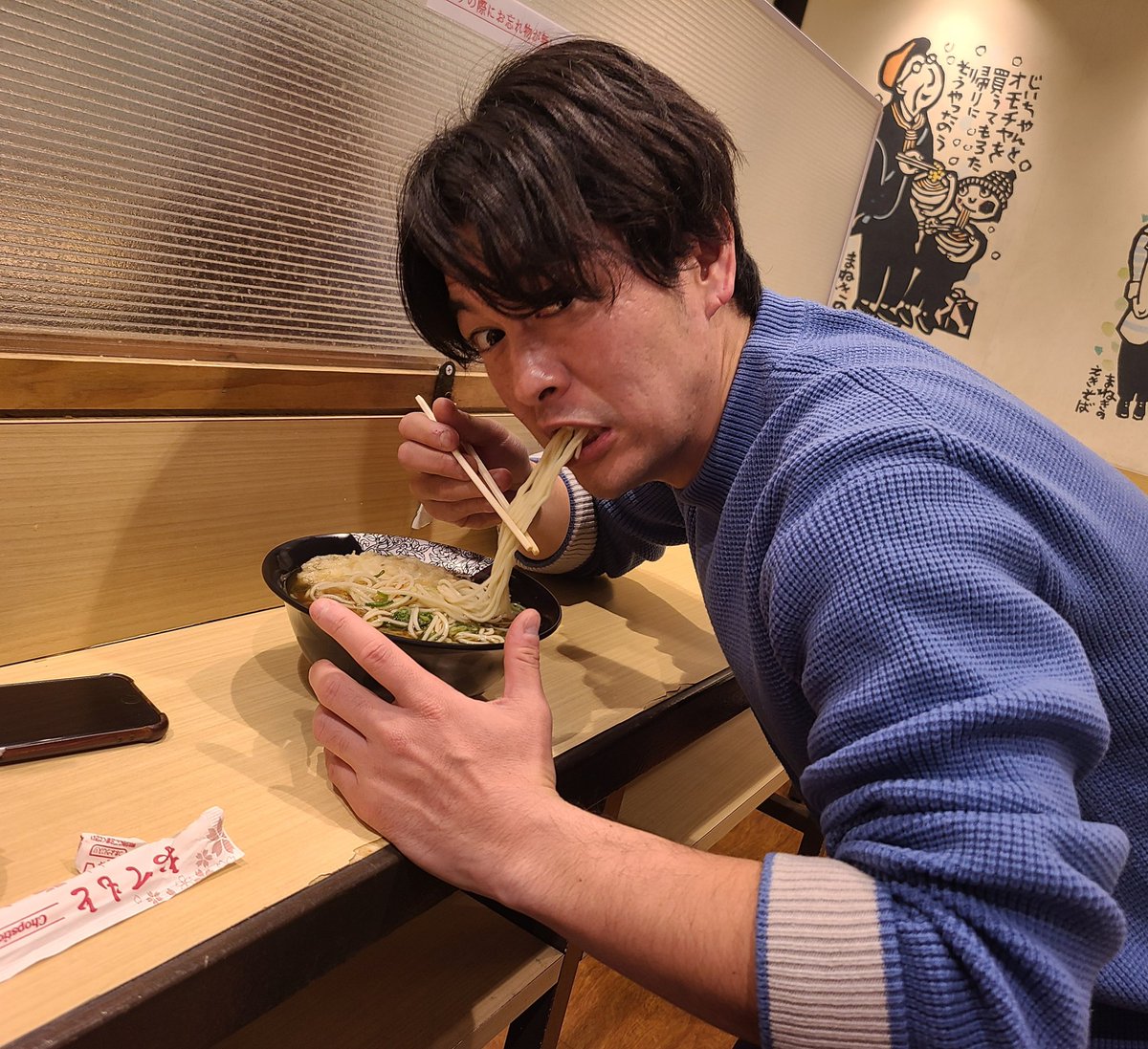 live_attomaaku's tweet photo. 【番外編】

発車10分前に
特大盛に挑む

そばも熱けりゃ
男も熱い

#えきそば

#東京力車 ワンマンライブ
1.21姫路 https://t.co/KFnWf5JXmj