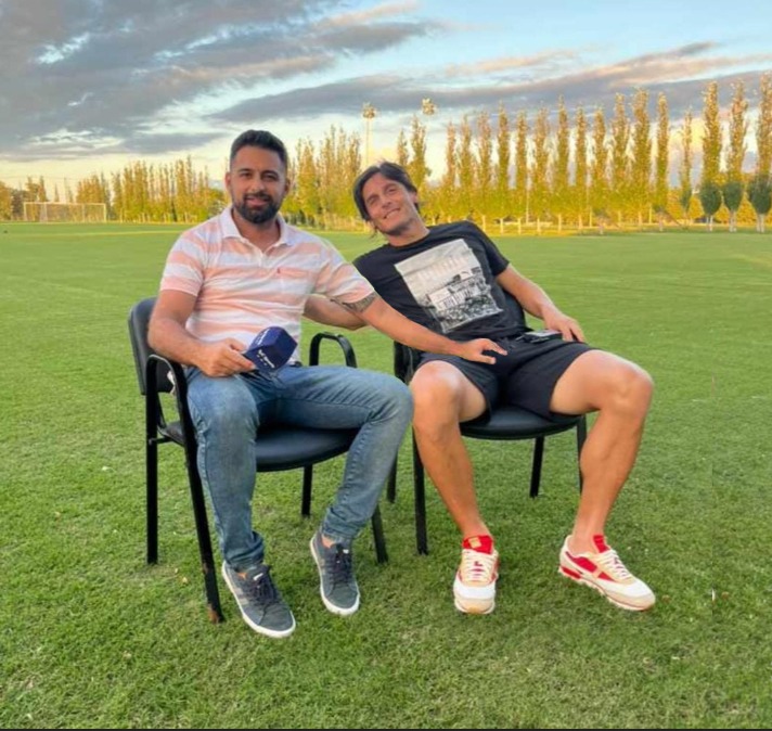 pajarera89's tweet photo. Si en 1990 Noble arrancaba con los Caballeros de la Quema, nuestro amigo @AdriDriussi tiene ganas de armar Los Tocadores de la Quena. Apoya el lanzamiento @pajarera89 GayFriendly https://t.co/AKn11AYeEZ