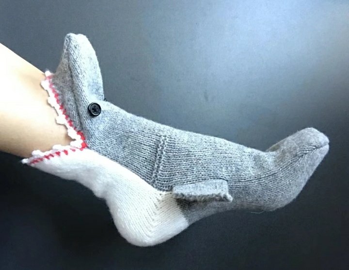 eilonewy's tweet photo. @Just_a_Nerdd ☺💕💕😊 how long do you want to make this one?🤭🤭 sometimes when I make scarves I get carried away &amp; end up with a Doctor Who scarf. Ooh!! Leg warmers!🤩 🤣 once I wanted to try to make long socks that looked like snakes eating my legs🤣🐍Same concept as this 👇but much longer. https://t.co/YTIodRsIyS