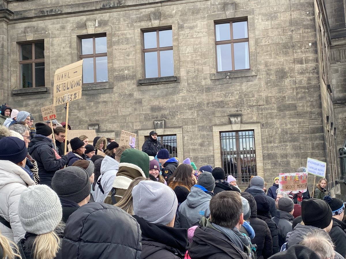 Der Freie Sachsen-Aktivist und Querdenker Marcus Fuchs wird in #Dresden unter „Nazis raus“-Rufen von der Demo geworfen. (14:45 Uhr) #dd2101 #ZusammenGegenRechts #AlleZusammenGegenDenFaschismus