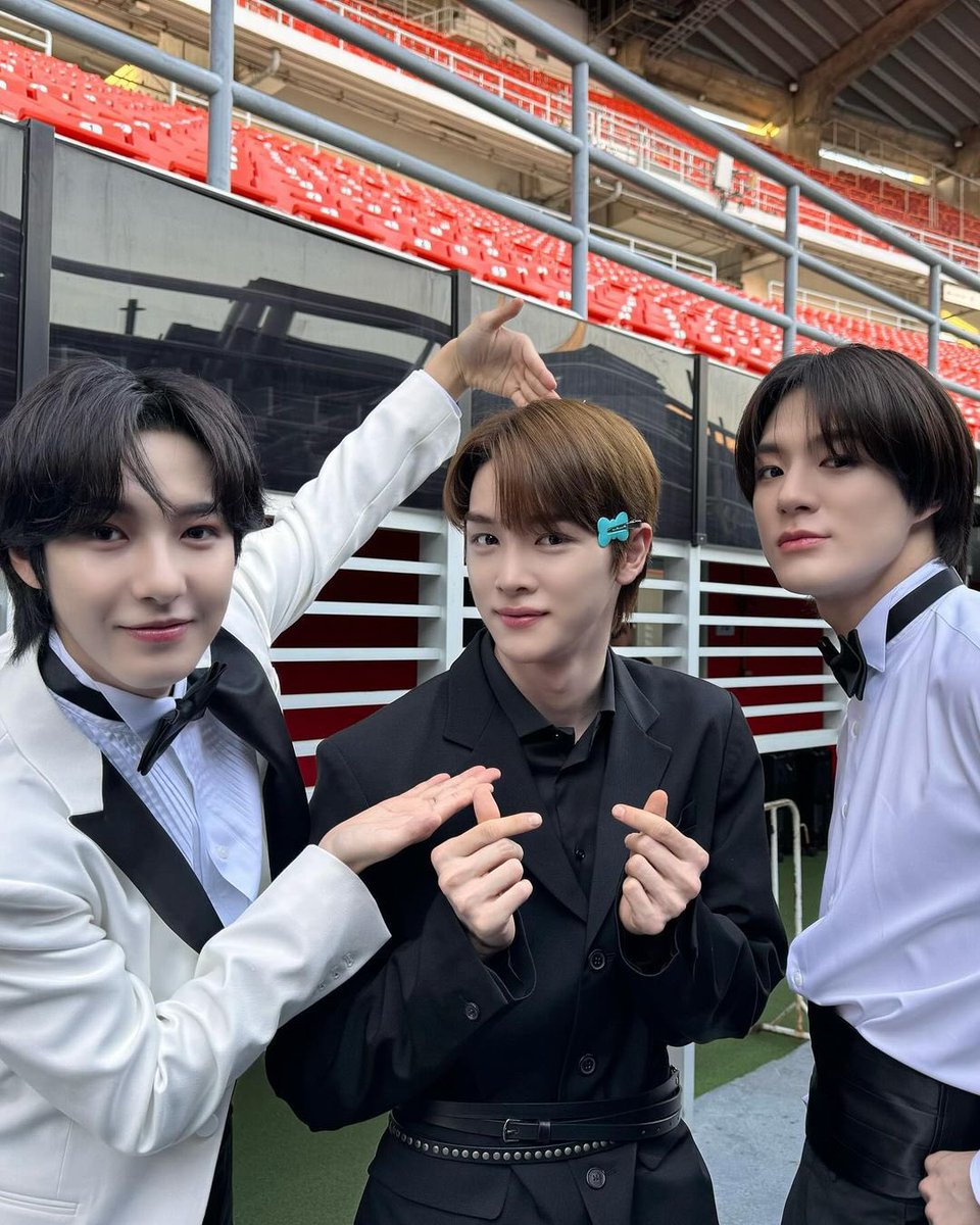 It's like dredging up the past when I see Sungchan, it feels like old friends who finally have their own goals. And it feels very blissful when I can still be good friend with him, have time where we can still talk together or just take some adorable pictures with him like this.