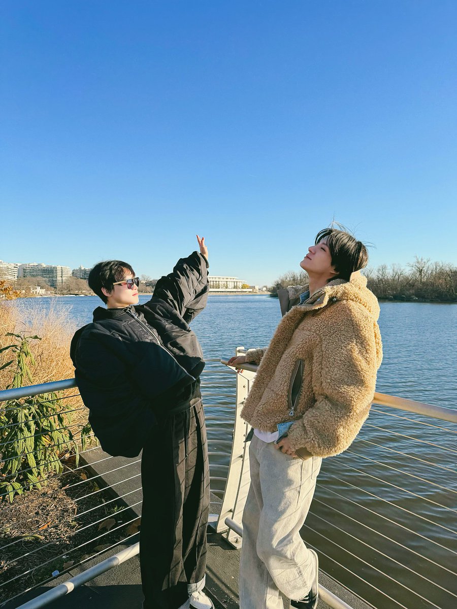 Nature is so beautiful, when it pampers our eyes with views that soothe the body and soul for a few moments. The weather was very favorable for these two people to enjoy the beautiful sky and the calm stretch of river water with the leaves starting to turn yellow.
