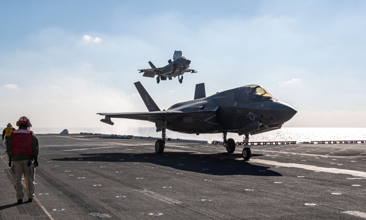 USMC's tweet photo. #MarineCorps F-35B Lightning II aircraft with the @31stMeu land on the flight deck of the USS America while sailing in the Pacific Ocean, Jan. 15. 

USS America, the lead ship of the America Amphibious Ready Group, is operating in the U.S. 7th Fleet area of operations. https://t.co/6jhiiA0oON