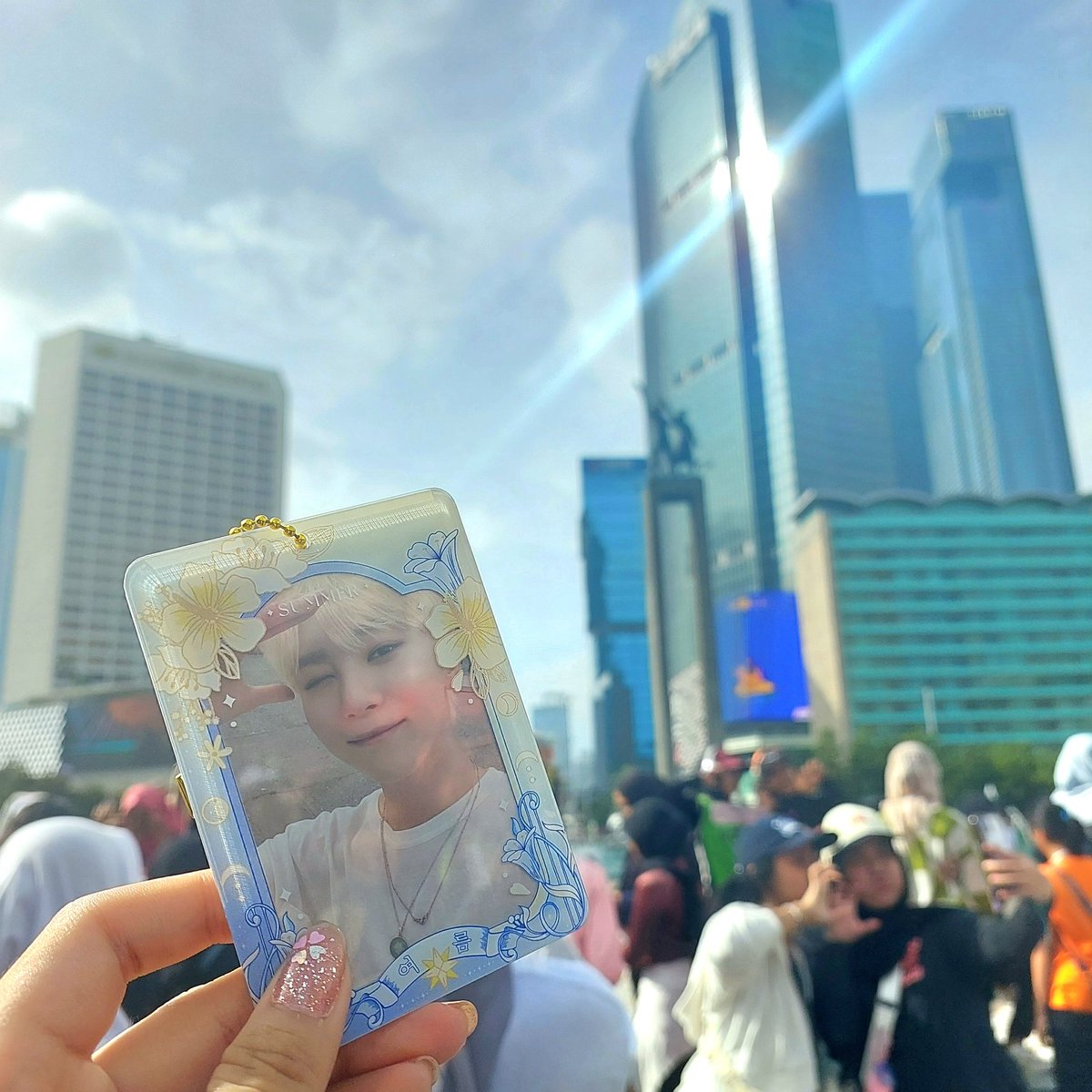 kopilatujuh's tweet photo. Thank you @lambeseungkwan udah ngadain #RunToBoo🧡
Start-nya sendiri bareng mama dan baru ketemu grup lagi rame horanghae di Bundaran HI😂 thank you yang udah ngasih cute candy di Bundaran HI dan kakak yang ngasih gelang cantik di bus🥹🧡 https://t.co/FcHzU0fx9P