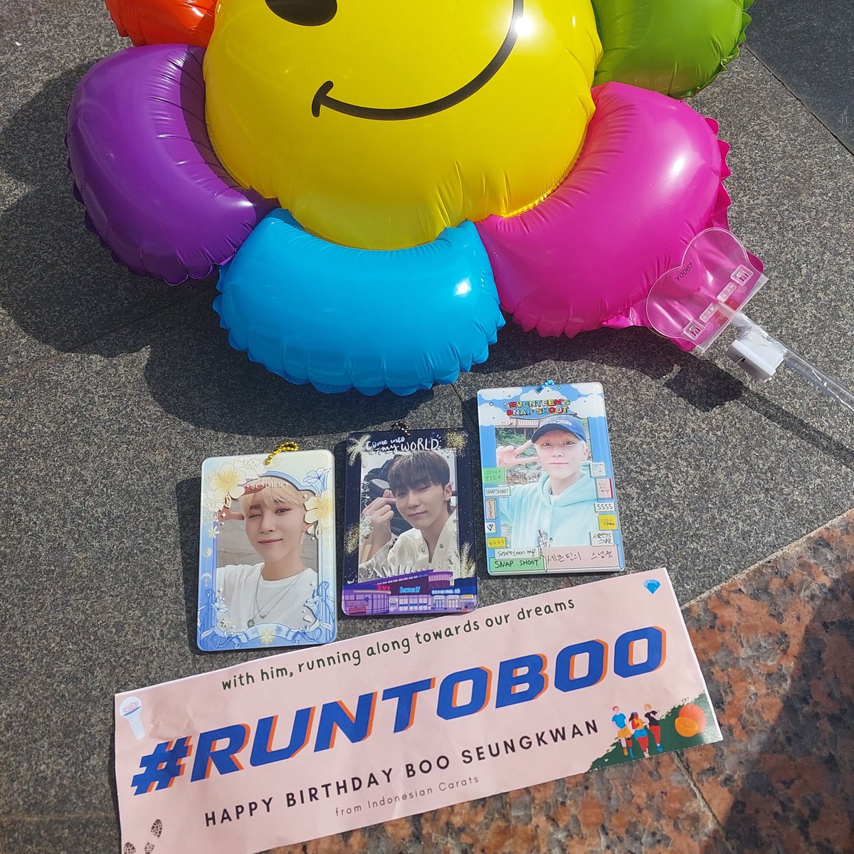 kopilatujuh's tweet photo. Thank you @lambeseungkwan udah ngadain #RunToBoo🧡
Start-nya sendiri bareng mama dan baru ketemu grup lagi rame horanghae di Bundaran HI😂 thank you yang udah ngasih cute candy di Bundaran HI dan kakak yang ngasih gelang cantik di bus🥹🧡 https://t.co/FcHzU0fx9P