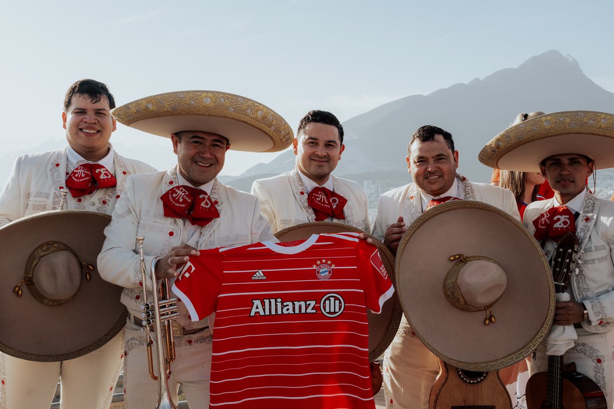FCBfrauen's tweet photo. We ❤️ Mariachi! 🇲🇽🎺🎶

#MiaSanMia #FCBayern #TigresFemenil https://t.co/oFcelK3Yt6