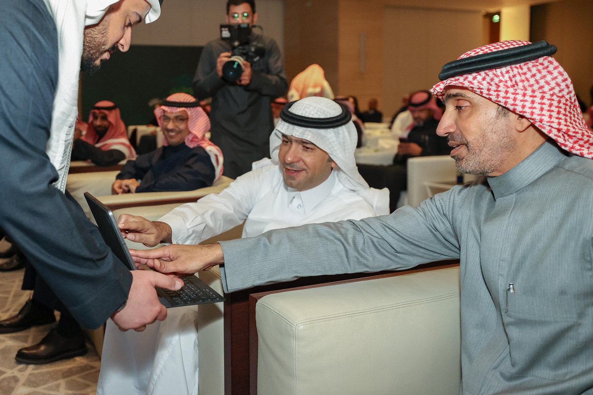 Ahmed_S_Alrajhi's tweet photo. مع انتقال ملف إدارة مهام التوطين في القطاع البلدي والإسكان إلى @saudimomrah؛ أطلقنا اليوم مع معالي @majedhogail قرار توطين المهن الهندسية في القطاع الخاص بنسبة 25%، وإعلان اتفاقيات توظيف وتدريب مع القطاع الخاص، وهو ما يعزز من جهودنا المشتركة لتمكين كوادرنا الوطنية في سوق العمل. https://t.co/8OFO7BuQvG