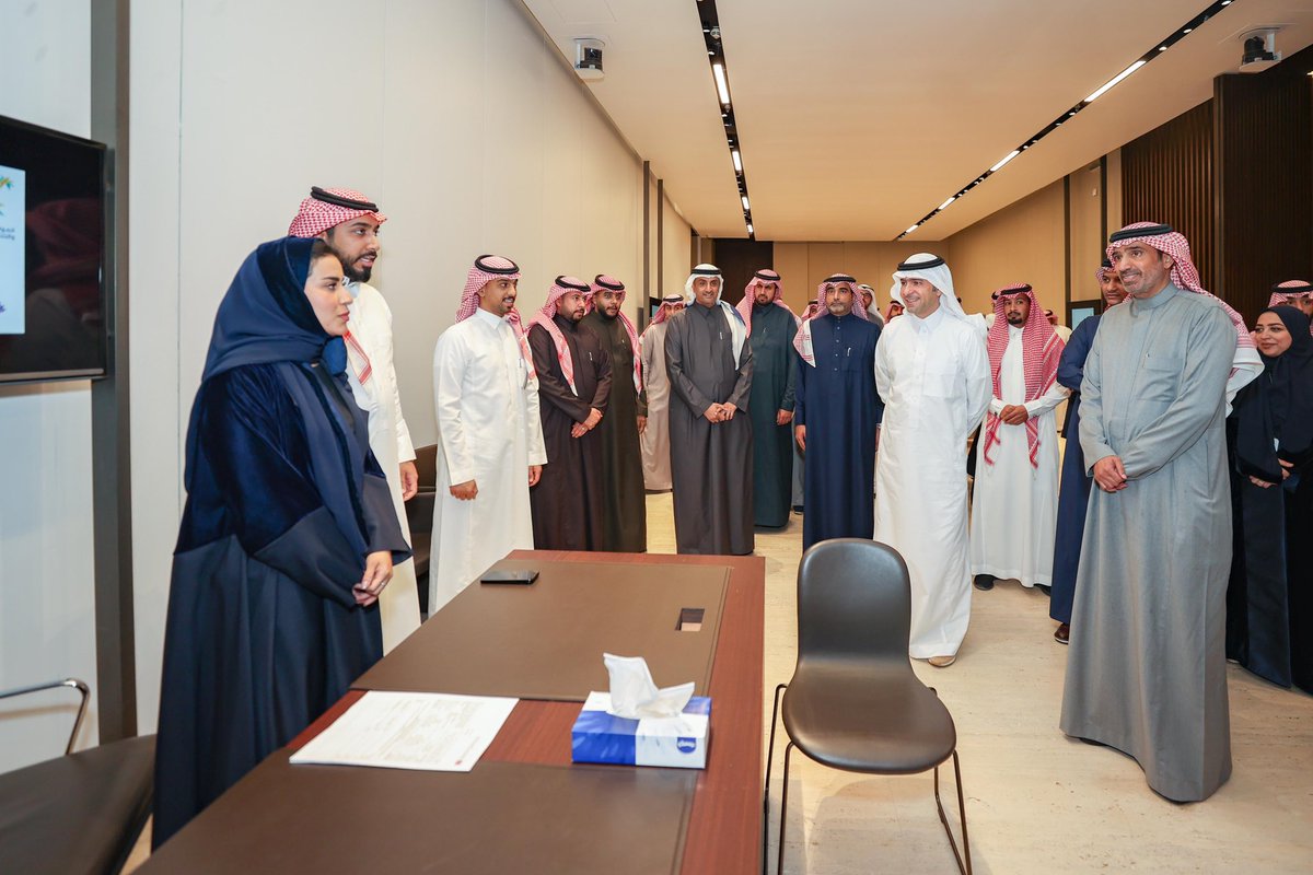 Ahmed_S_Alrajhi's tweet photo. مع انتقال ملف إدارة مهام التوطين في القطاع البلدي والإسكان إلى @saudimomrah؛ أطلقنا اليوم مع معالي @majedhogail قرار توطين المهن الهندسية في القطاع الخاص بنسبة 25%، وإعلان اتفاقيات توظيف وتدريب مع القطاع الخاص، وهو ما يعزز من جهودنا المشتركة لتمكين كوادرنا الوطنية في سوق العمل. https://t.co/8OFO7BuQvG