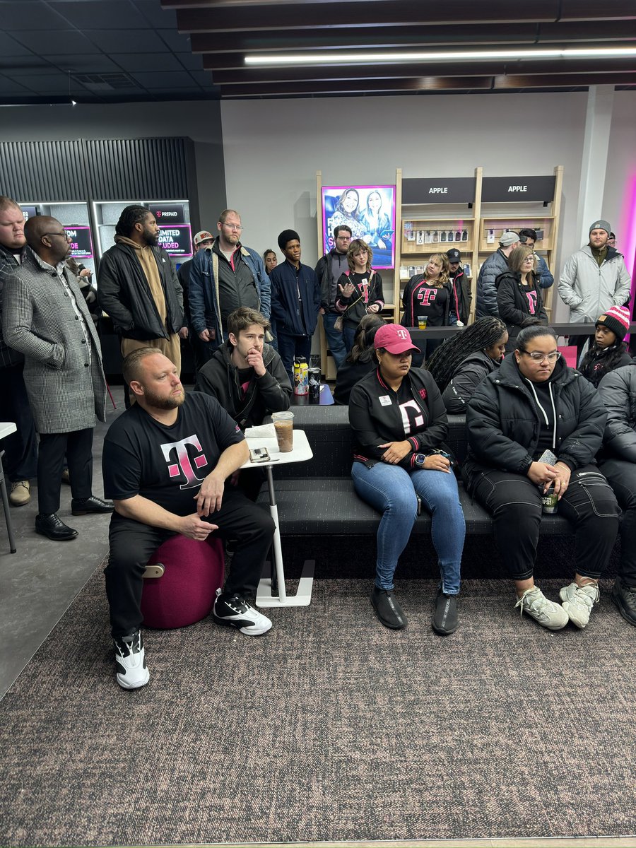 MikeTennessee1's tweet photo. Sunday Meeting with the entire Columbus Crew!!!! We are ready for this Samsung Event! Getting some recognition in too! @domjrcoleman @smccloskey30 #tmobilecomplete! https://t.co/LOxteAaQ90