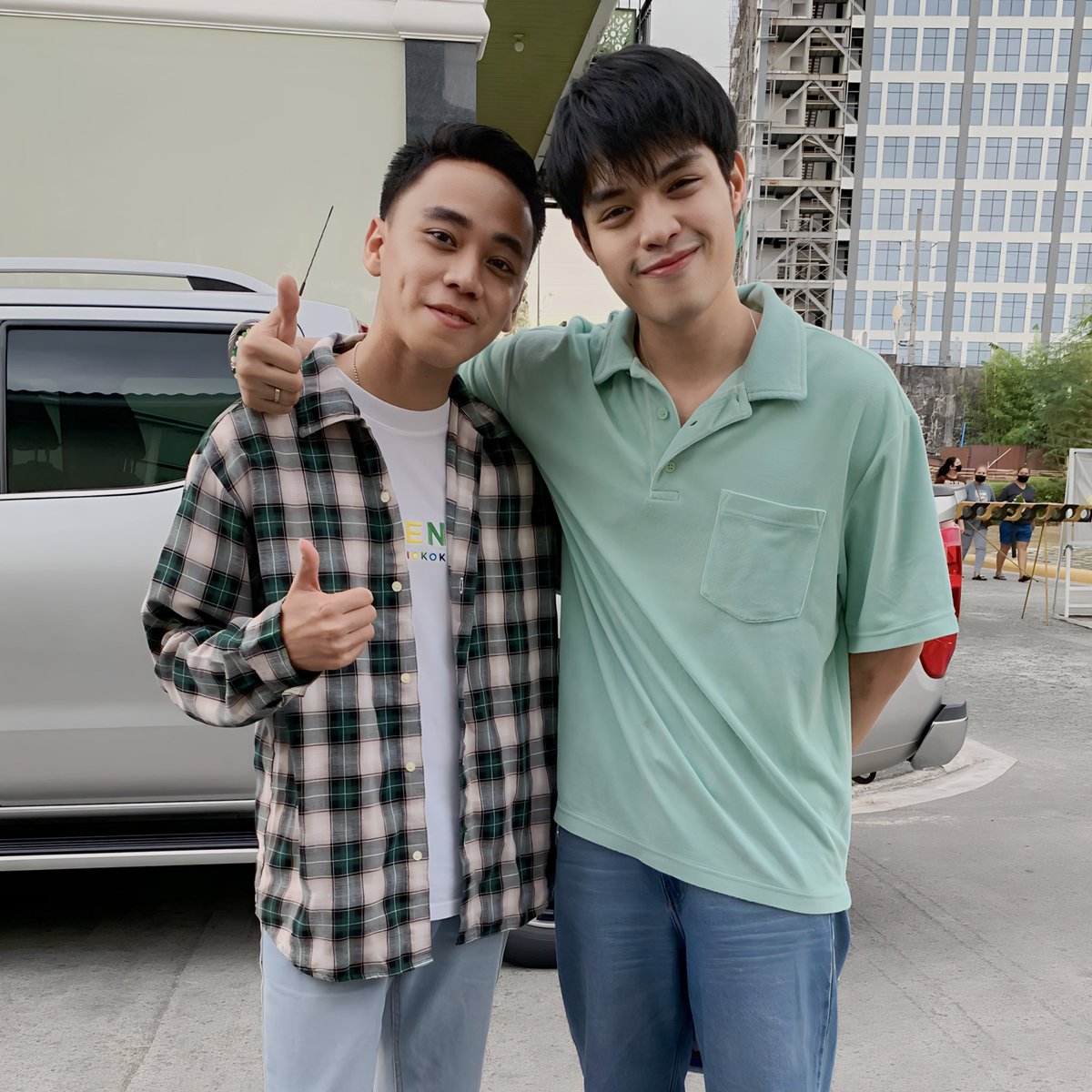 Jelo: *kumalabit* Uy, Cy. Napanood mo na ba ‘yung “Anyone But You”?
Me: Ay hindi pa.
Jelo: Ang ganda nun. Panoorin mo ‘yun. Aabangan ko ang review mo sa Letterboxd.

And the rest was all about movies and his projects. Hahaha! 😅😁

Happy to see you again, <a href="/elijahcanlas_/">Elijah Canlas</a>! 💚🤍