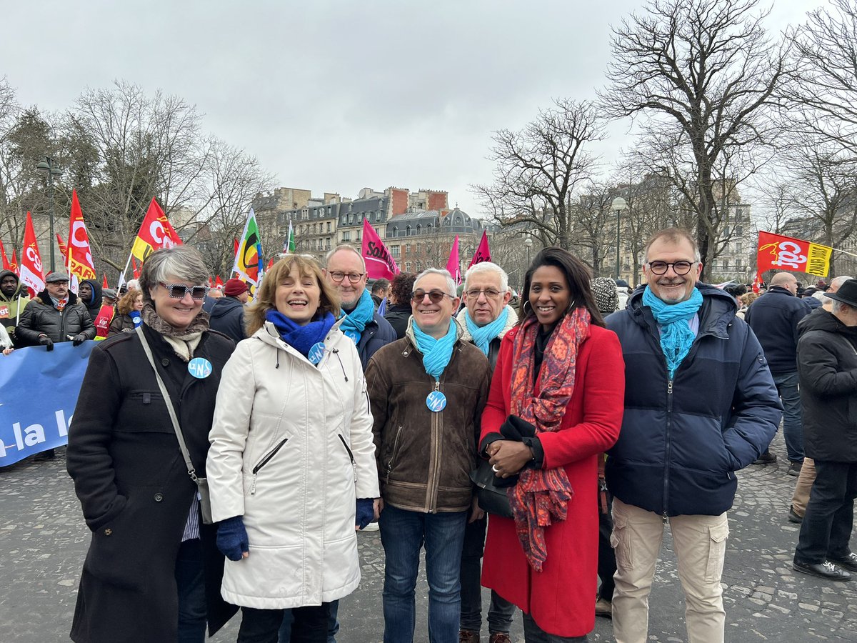 Rassemblement place des #droitsdelHomme pour un respect des valeurs de notre constitution, pour une certaine idée de l’ #humanisme contre cette loi qui ne respecte pas la #Fraternité @UnsaFP @UNSA_officiel