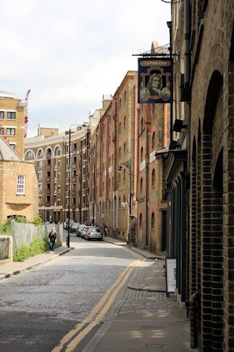 Knowledgepoint's tweet image. For those visiting London who want a nice walk and a few jars in half dozen historical seafaring pubs away from the crowds, then go exploring Wapping: knowledgeoflondon.com/exploringwappi…