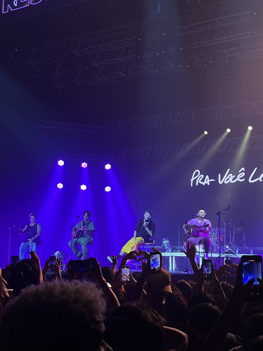 oxelanza's tweet photo. @pelanza @eupelu @kobarestart @thomasrestart obrigada pela noite de ontem, vai tá sempre marcado na memória! Amo vocês! 💚💗💙🧡❤️ https://t.co/PvJuVBF65U