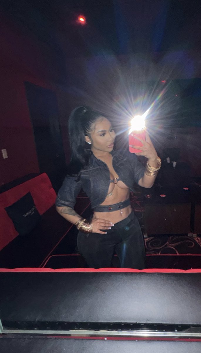 AriTheDon's tweet photo. Out in Miami she still a 1 of 1 ✨ https://t.co/5UnQzSj6Y6