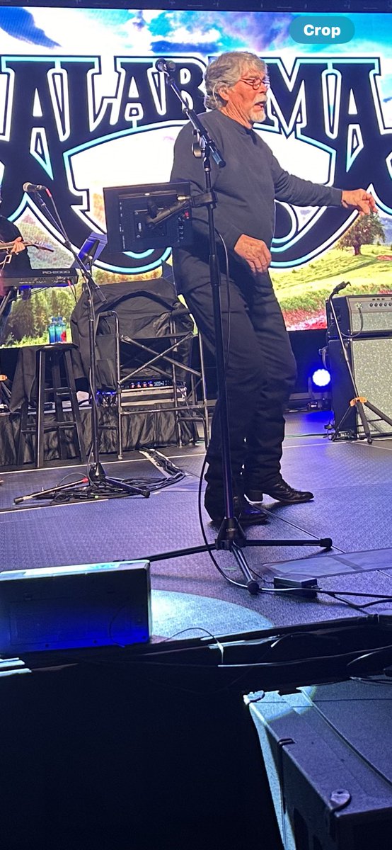 Growing up with Alabama made last night very special. Spotlights, black monitor speaker and cowboy boot heels led to a tumble onstage for 74 year old Randy Owen. He got up, brushed himself off and gracefully finished strong to “Can’t Keep A Good Man Down”. THAT was awesome💪🏻