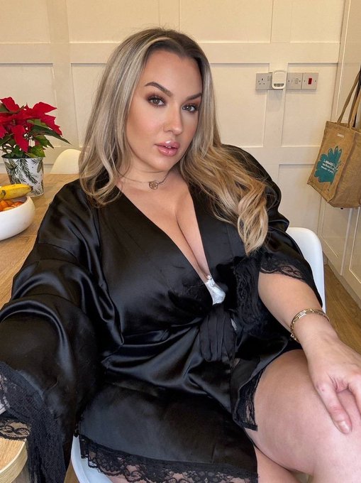 Mommy has a surprise for you good boys ⬇️  https://t.co/wczP1KRI8z https://t.co/XpWyrvJynD