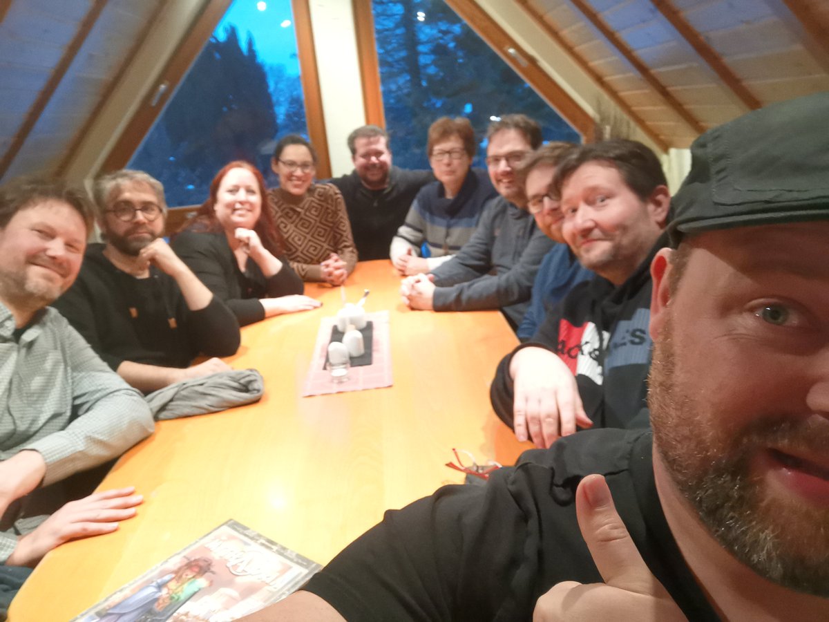 Interdisziplinäre Treffen haben mich schon an der Uni begeistert und so habe ich mich sehr über die Einladung zum Treffen des Verbands Deutscher Rollenspiel-Verlage gefreut.😍  
Von mit gabs einen Impulsvortrag zum Thema Frauen im Brettspiel, andere Impulse mitgenommen.💚