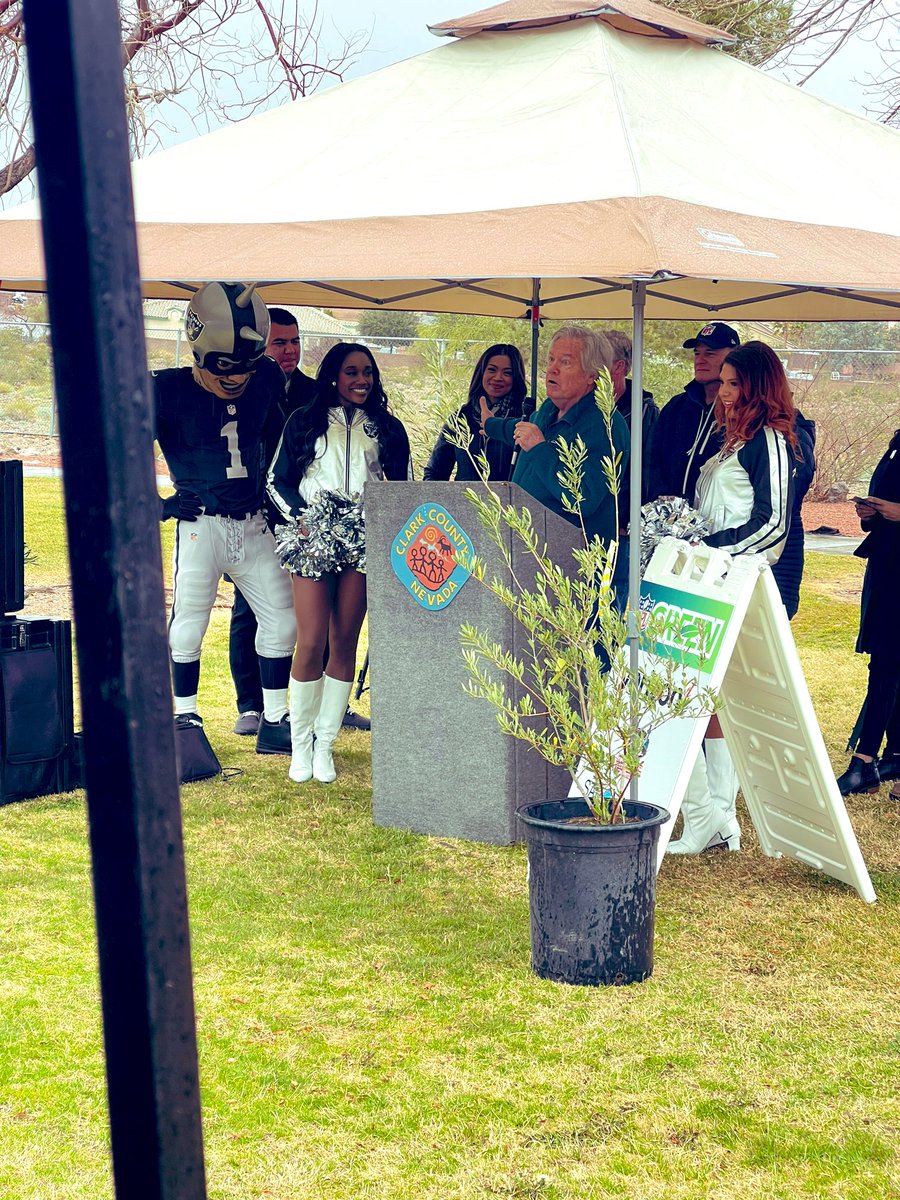 erickaaviles's tweet photo. 💚A special AM planting & giving away trees on the #eastside of our community w/ @tsegerblom @Raiders @lvsuperbowlhc @ClarkCountyNV @NFL @sanmanuelband @RTCSNV
@Verizon & #NevadaPlants
#ItsHappeningHere #micomunidad #RaiderNation #nevadaplants #NFL #NFLGreen #eastsidepride https://t.co/zKRmgYgQxa