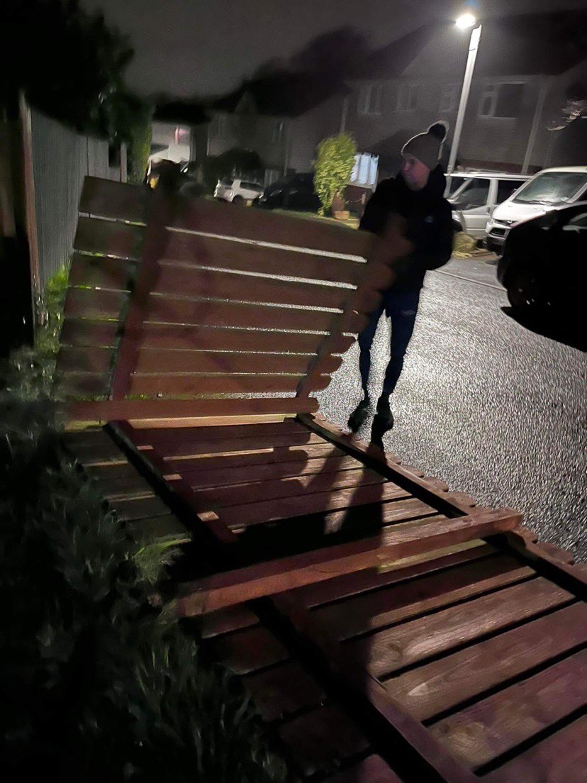 Come on wind, I’m trying to watch the match here 🙈