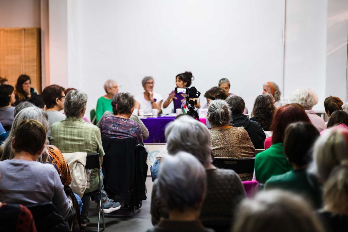 AssembleaVlc's tweet photo. 🟣 Fem memòria feminista🔥

Ací us deixem la xerrada que organitzàrem a La Repartidora amb testimonis de dones referents històriques de #València. 

Fem memòria per llaurar el futur! 

Doneu-li click i molt d'amor 👇🏾
https://t.co/CTcOnUvEEM https://t.co/xctci5YnTF