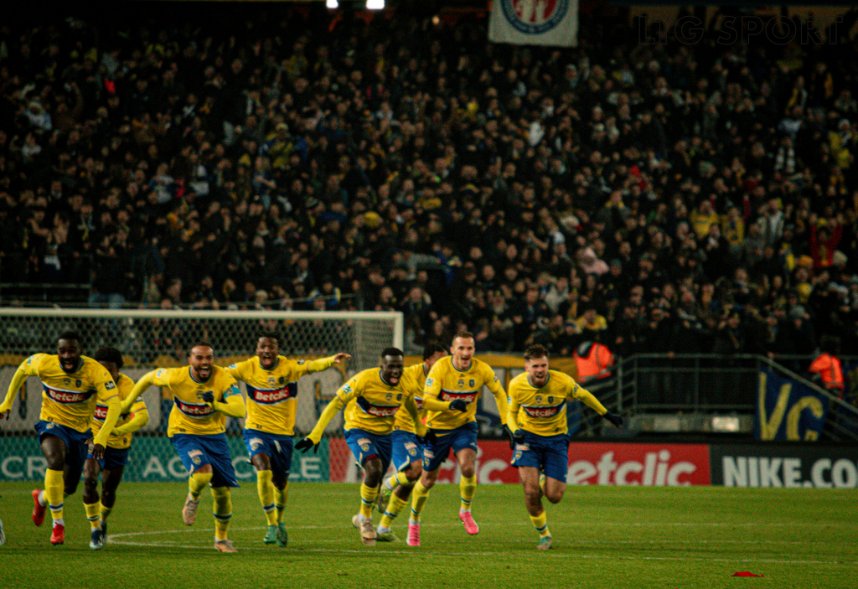 LLouisltg's tweet photo. On est Sochaux putain 💛💙 https://t.co/lmHSm8A0KL